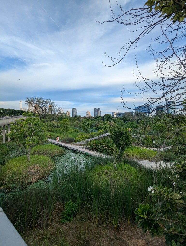 Benjakitti Park in Bangkok mit seiner spektulären Aussicht auf Natur, Brücken und Skyline