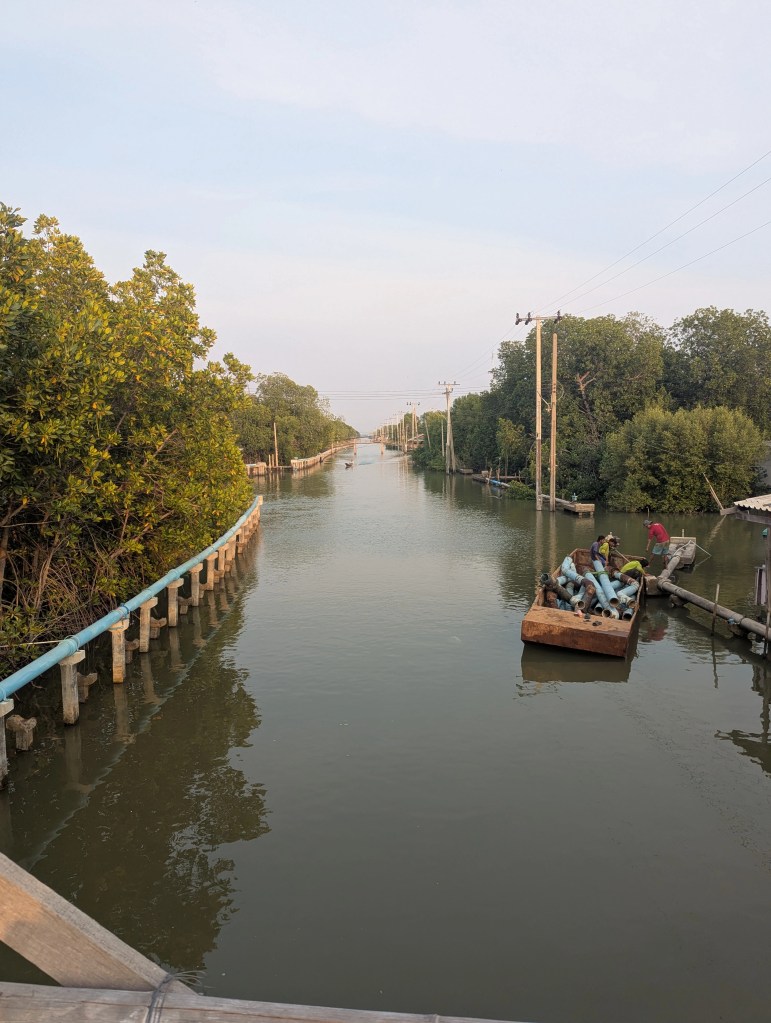 Aussicht von einer Brücke am Meer in Ban Khun Thian in Thailand in der Nähe von Bangkok. Man sieht ein kleines Fischerboot.