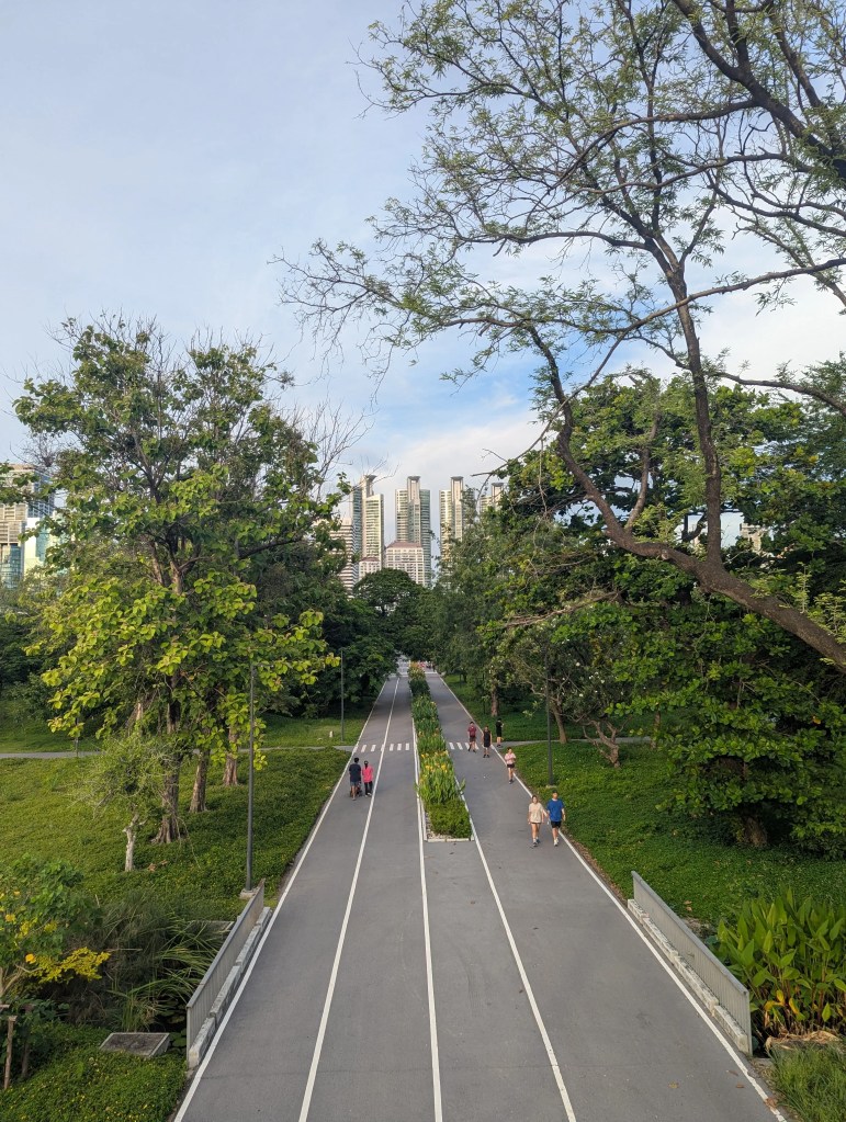 Benjakitti Park in Bangkok mit Wegen zum Joggen und Fahrradfahren