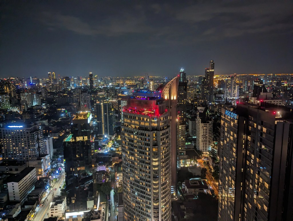 Skyline Blick auf Bangkok von einer Rooftopbar bei Nacht