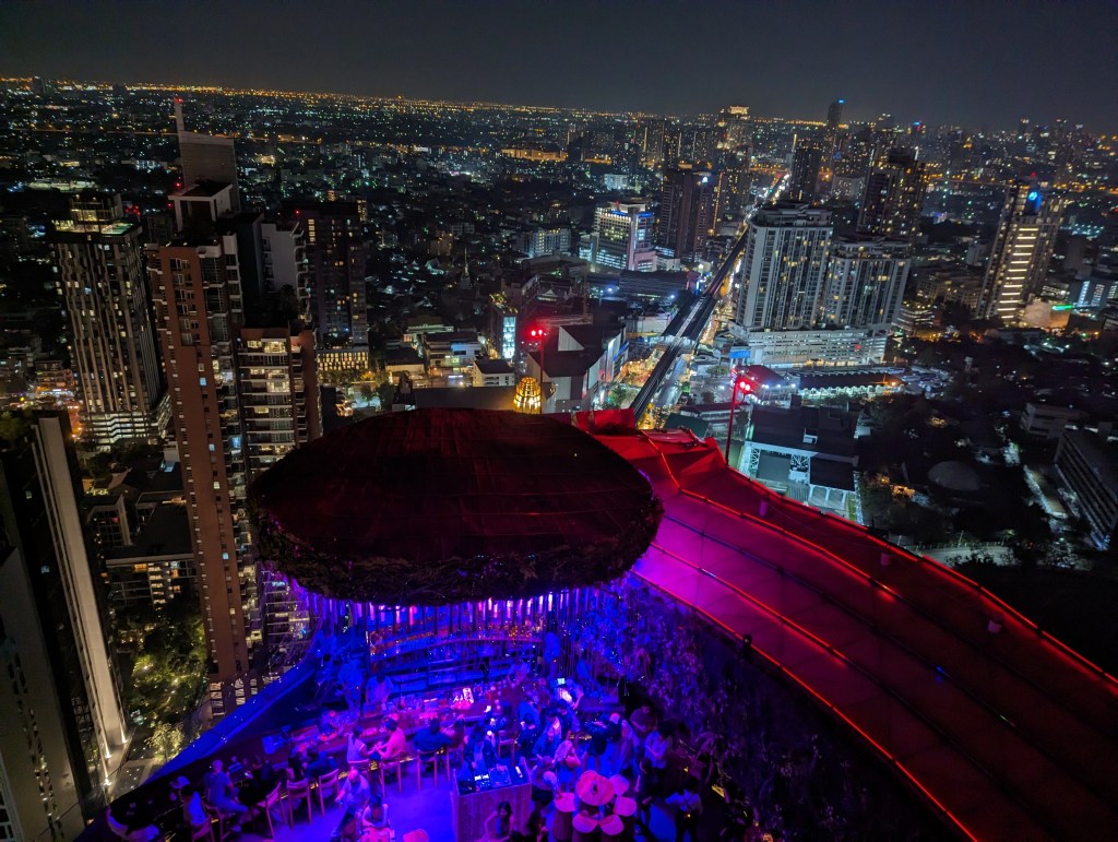 Blick von der Rooftop Bar Tichuca in Bangkok vom 50. Stock in die Nacht und auf die Skyline