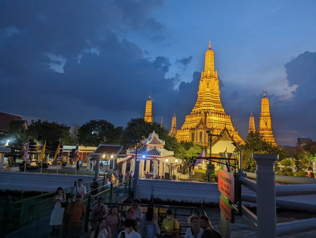 Blick auf einen beleuchteten Tempel in Bangkok bei Nacht
