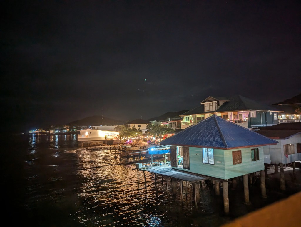 Ein Haus auf Holzpfeilern im Meer auf Koh Samed