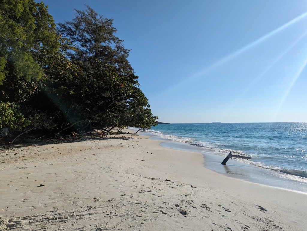 Ein wunderschöner Blick auf den Strand von Koh Tao mit weißem Sand und türkisfarbenem Meer
