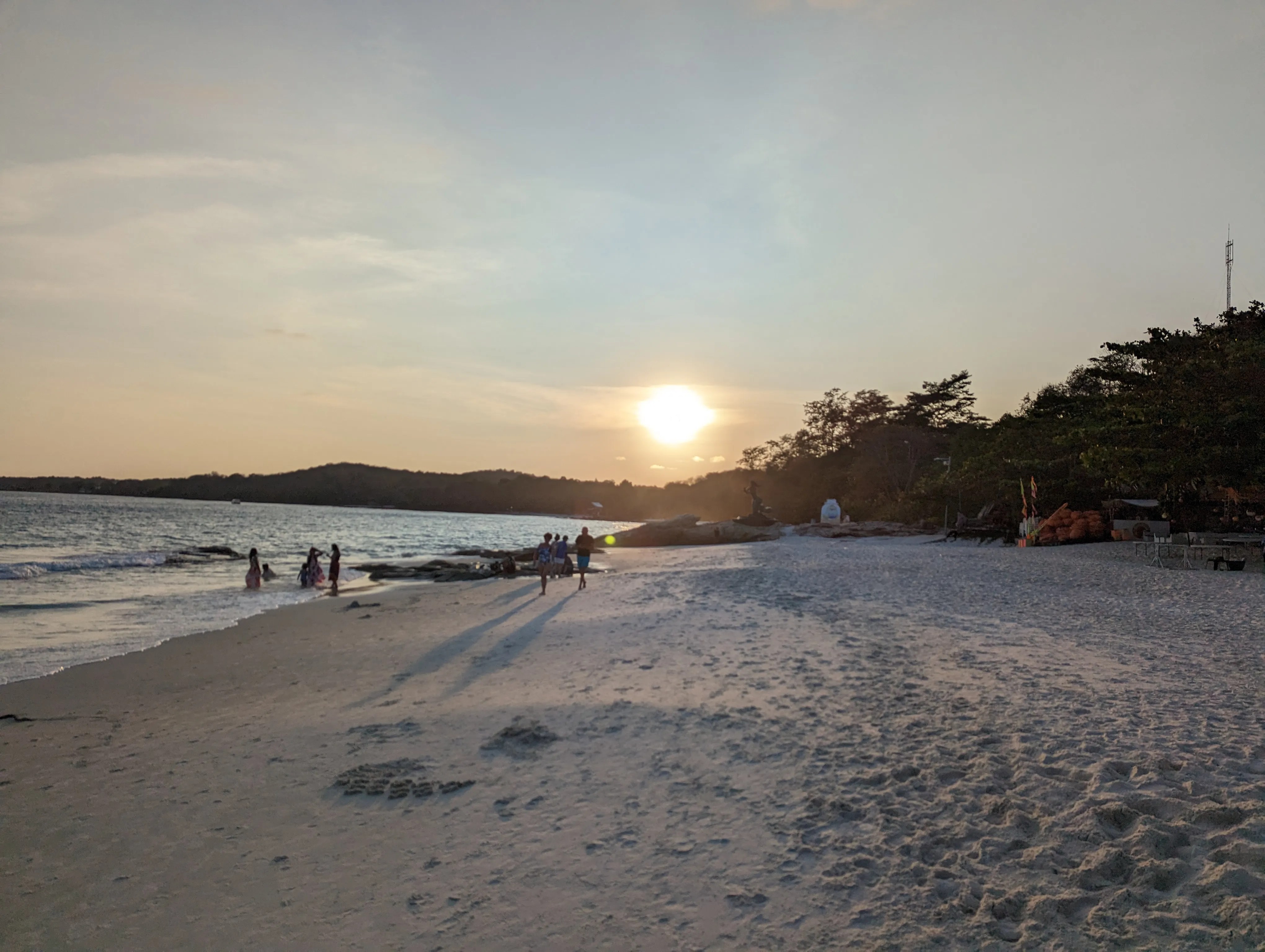 Strand auf Koh Tao bei Sonnenuntergang mit Meer