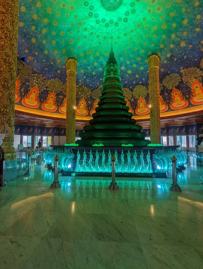 Wat Paknam Tempel und Museum mit besonderem Licht 