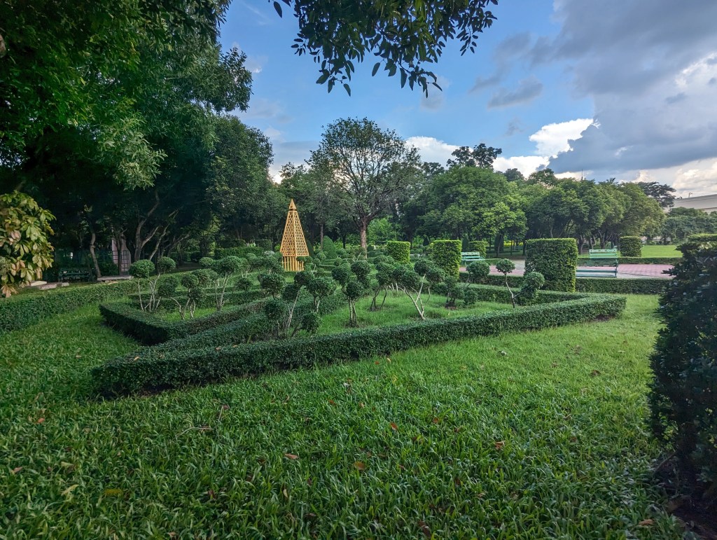 Wunderschöne Pflanzen und Bäume im Rama IX Park in Bangkok