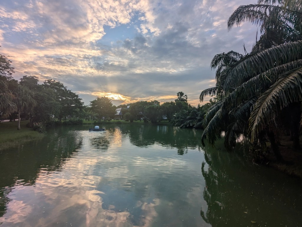 Sonnenuntergang im Rama IX Park in Bangkok