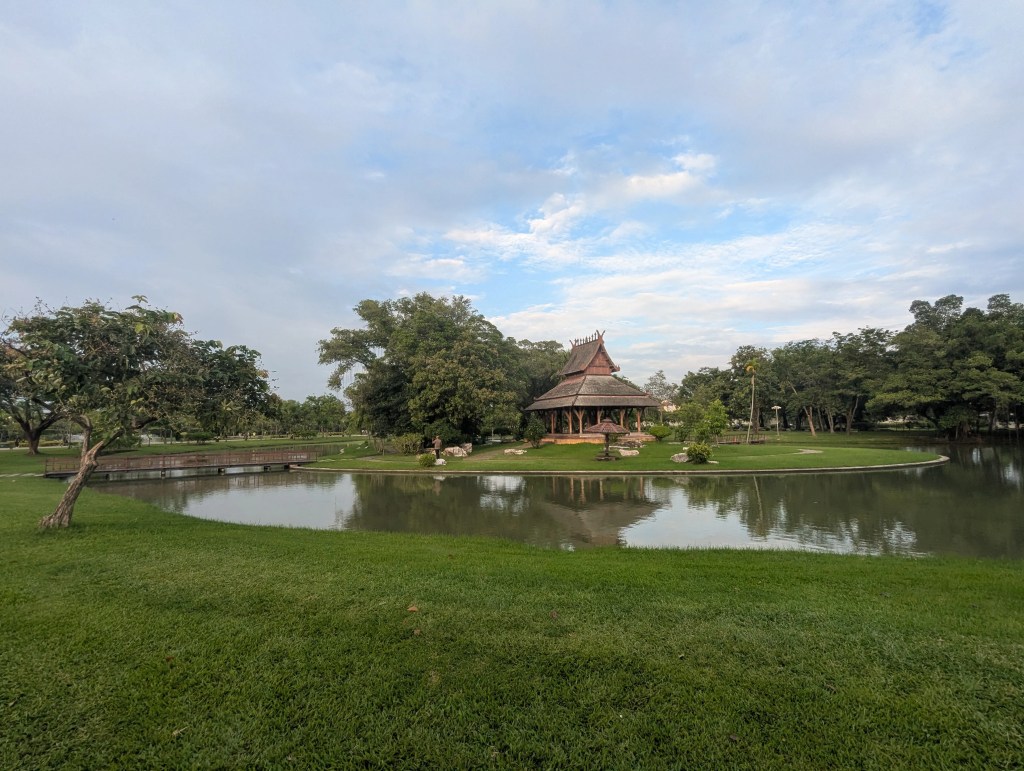 Ein Haus umgeben von Wasser im Rama IX Park in Bangkok